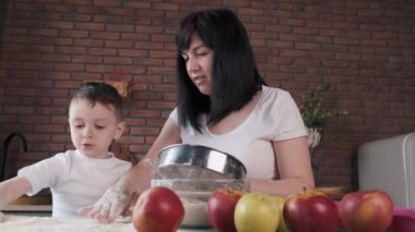 Mutfakta bir aile Kurabiye için hamur pişirir