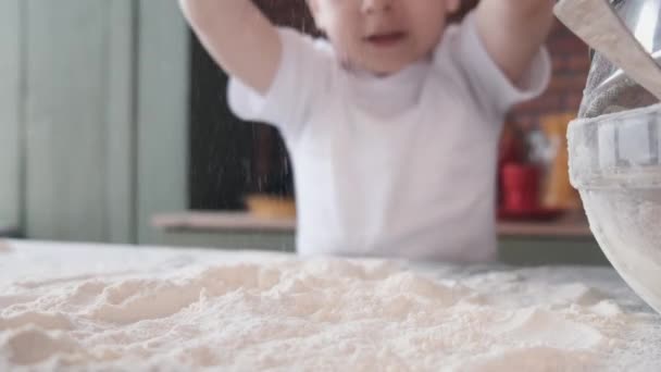 Маленький хлопчик готує тісто для печива — стокове відео