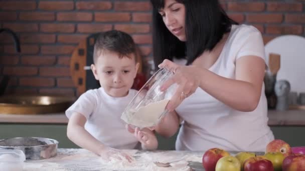 Familie in der Küche kocht Teig für Plätzchen — Stockvideo