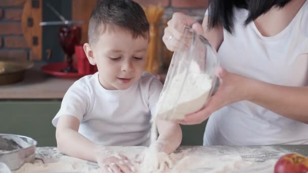 Família em uma cozinha cozinhe a massa para biscoitos — Vídeo de Stock