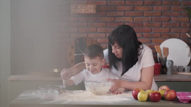 キッチンで家族がクッキー用の生地を調理します。 — ストック動画