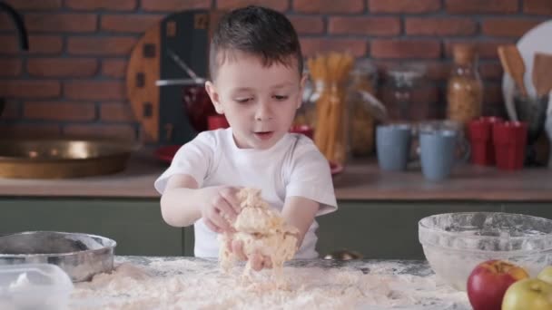 Kleiner Junge kocht Teig für Plätzchen — Stockvideo