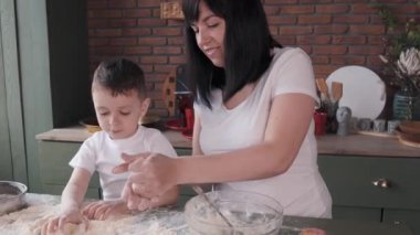 Mutfakta bir aile Kurabiye için hamur pişirir