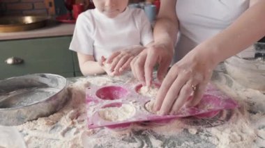 Mutfakta bir aile Kurabiye için hamur pişirir