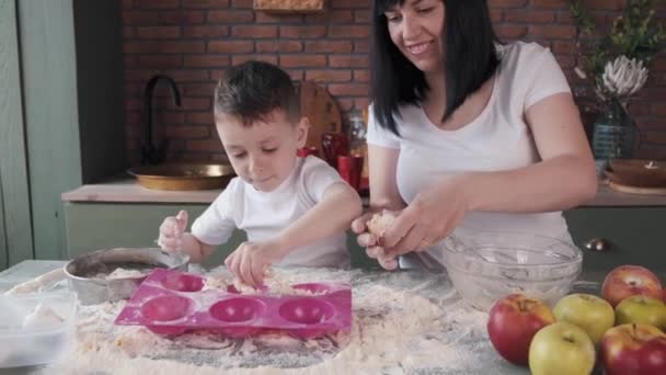 Famille dans une cuisine cuisiner la pâte pour les biscuits — Video
