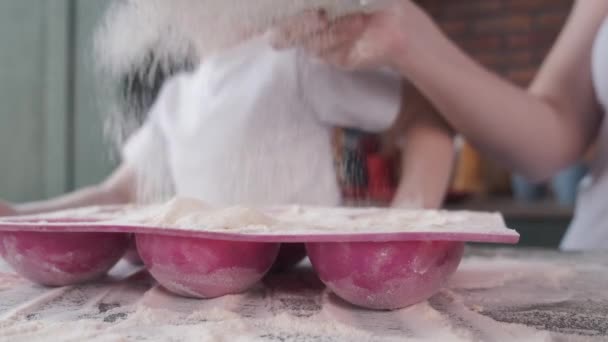 Familie in der Küche kocht Teig für Plätzchen — Stockvideo