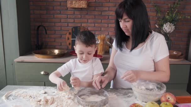 キッチンで家族がクッキー用の生地を調理します。 — ストック動画