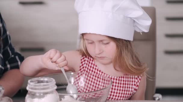 Семья на кухне готовит тесто для печенья — стоковое видео