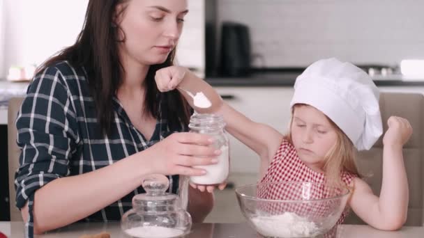 La familia en la cocina cuecen la masa para las galletas — Vídeo de stock