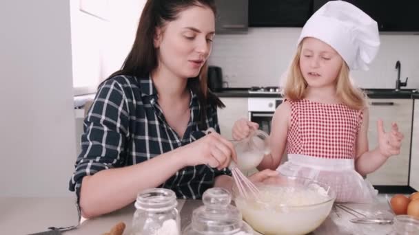 Család a konyhában főzni a tésztát a cookie-k — Stock videók