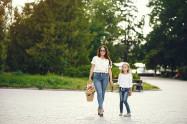 Anne ve kızı yaz ayininde oynuyorlar.