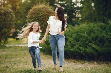 Anne ve kızı yaz ayininde oynuyorlar.