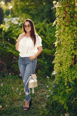 Yaz parkında zarif bir esmer