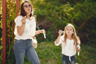 Anne ve kızı yaz ayininde oynuyorlar.