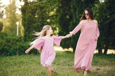 Anne ve kızı yaz ayininde oynuyorlar.