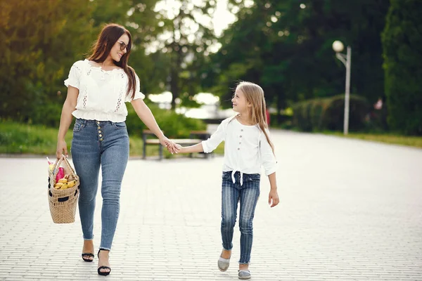 Mor med dotter leker i en sommarpaek — Stockfoto