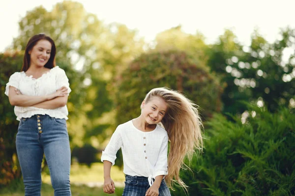 Mother with daughter playing in a summer paek — Stock Photo, Image