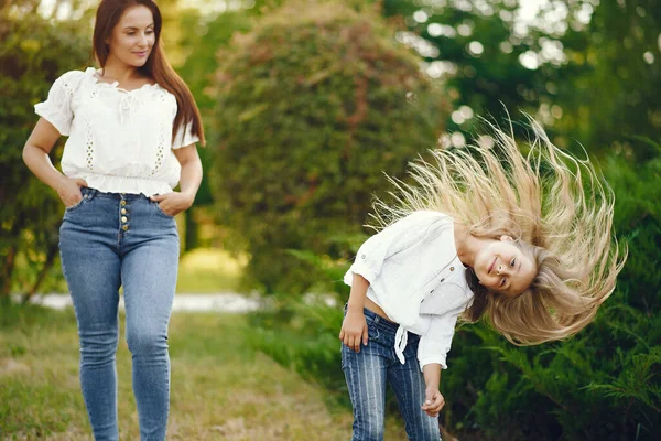 Mãe com filha brincando em um paek de verão — Fotografia de Stock