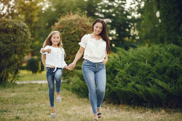 Madre con figlia che gioca in un paek estivo — Foto Stock