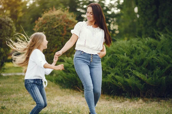 Mãe com filha brincando em um paek de verão — Fotografia de Stock