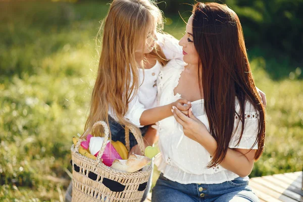 Mãe com filha brincando em um paek de verão — Fotografia de Stock