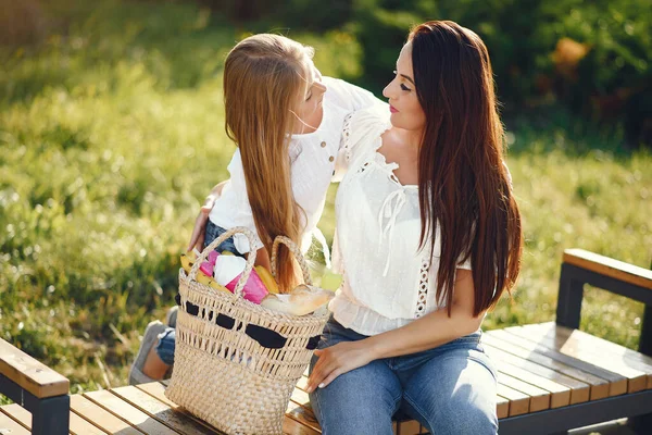 Mãe com filha brincando em um paek de verão — Fotografia de Stock