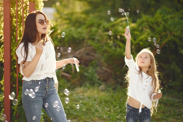 Mãe com filha brincando em um paek de verão — Fotografia de Stock