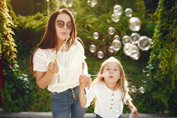 Madre con figlia che gioca in un paek estivo — Foto Stock