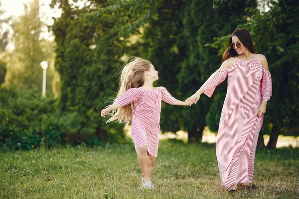 Mère avec sa fille jouant dans un paek d'été — Photo