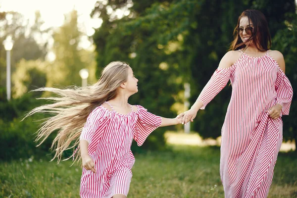 Mãe com filha brincando em um paek de verão — Fotografia de Stock