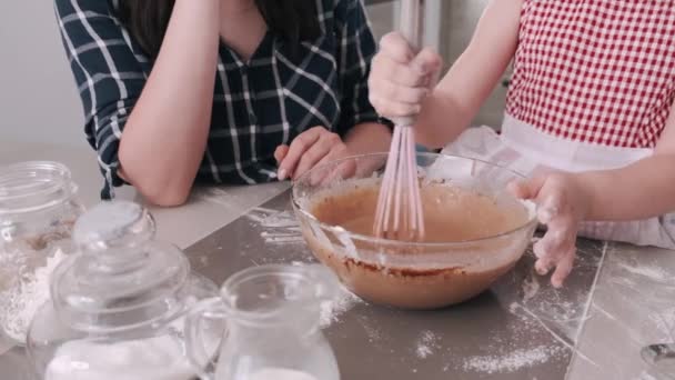 Familie i et køkken kog dejen til cookies – Stock-video