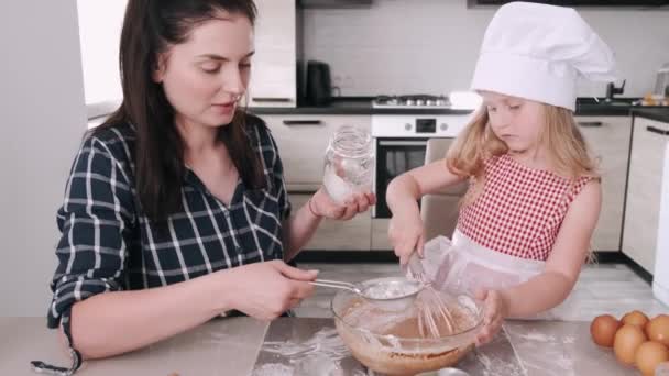Семья на кухне готовит тесто для печенья — стоковое видео