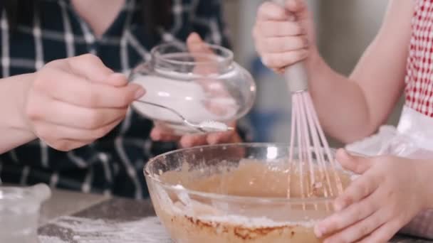 Család a konyhában főzni a tésztát a cookie-k — Stock videók