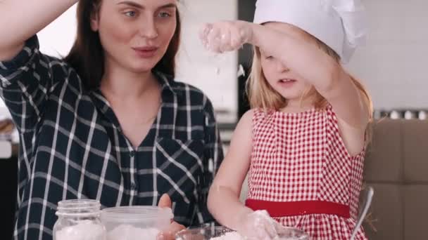 Família em uma cozinha cozinhe a massa para biscoitos — Vídeo de Stock