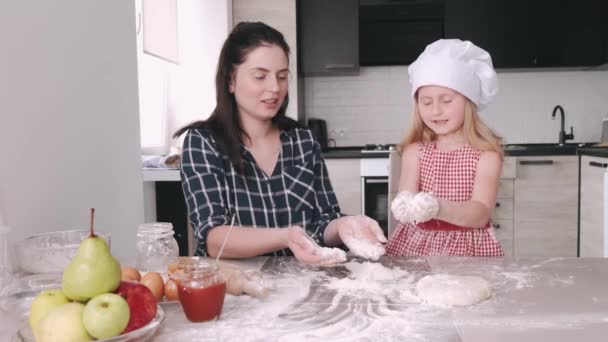 Familie i et køkken kog dejen til cookies – Stock-video