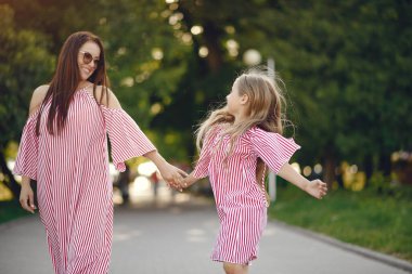 Anne ve kızı yaz ayininde oynuyorlar.