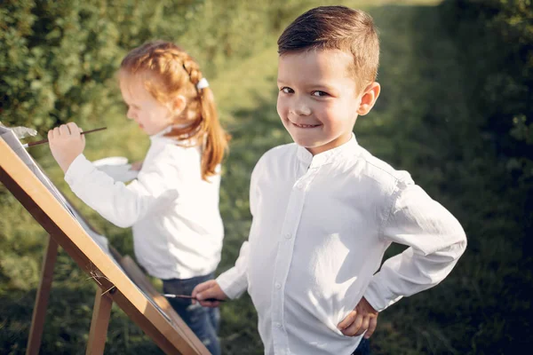 Lindos niños pintando en un parque —  Fotos de Stock