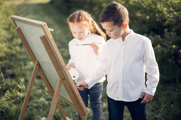 Lindos niños pintando en un parque —  Fotos de Stock