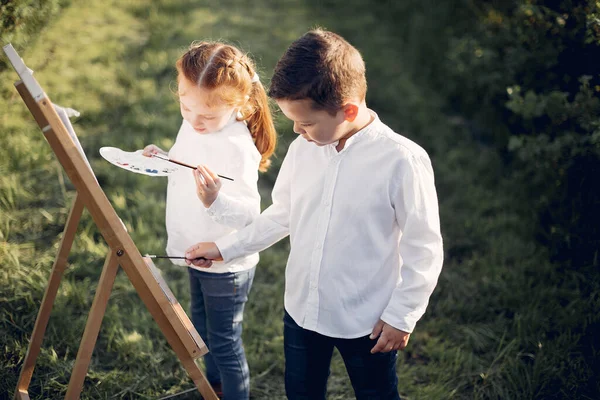 Lindos niños pintando en un parque —  Fotos de Stock