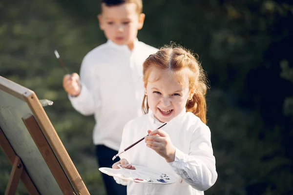 Lindos niños pintando en un parque —  Fotos de Stock