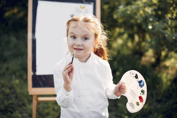 Linda niña pintando en un parque —  Fotos de Stock