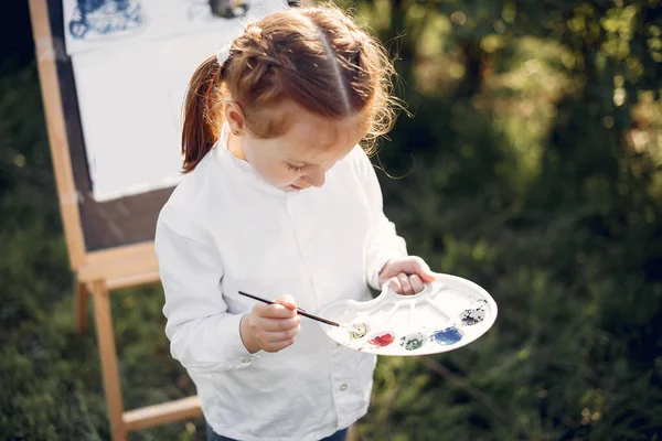 Linda niña pintando en un parque —  Fotos de Stock