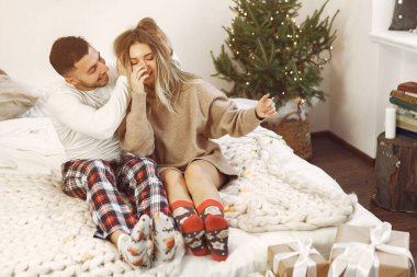 Çiftler Noel süsleriyle evde vakit geçirirler.