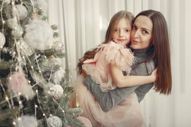 Anne ve tatlı kızı Noel ağacının yanında.