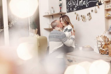 Çiftler Noel süsleriyle evde vakit geçirirler.