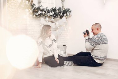 Çiftler evde vakit geçirip fotoğraf çekiyorlar.