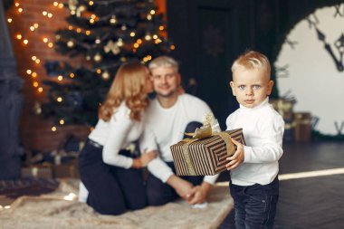 Noel ağacının yanında küçük oğlu olan bir aile.