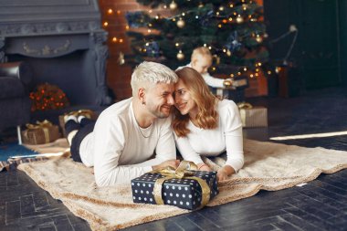 Noel ağacının yanında küçük oğlu olan bir aile.