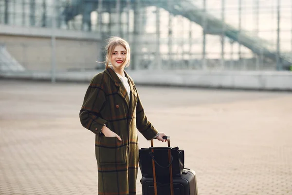 Femeie cu valiză în picioare lângă aeroport — Fotografie, imagine de stoc