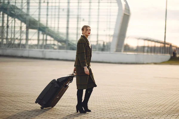Γυναίκα με βαλίτσα δίπλα στο αεροδρόμιο — Φωτογραφία Αρχείου